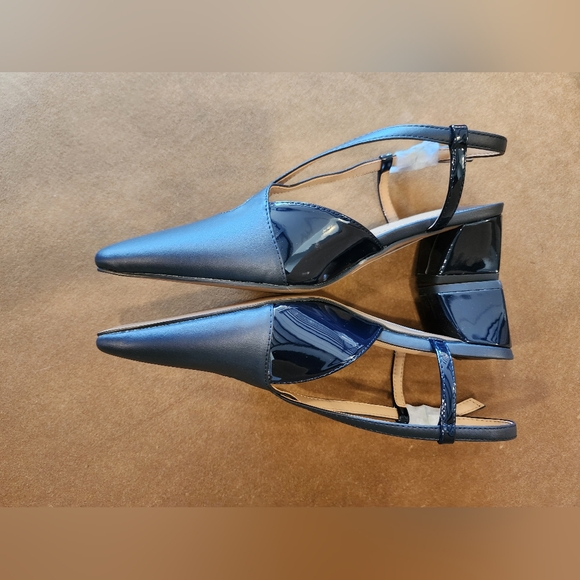 EUC- Stylish Dark Navy Criss-Cross Shoes!! 👠🥿👠 - Picture 4 of 8